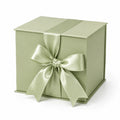 Geschenkbox 30 x 30 x 30 cm aus Karton in Salbeigrün mit Satinband und Deckel